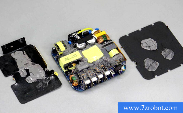 充電寶外殼涂雙組份膠水 | 自動(dòng)點(diǎn)膠機(jī)