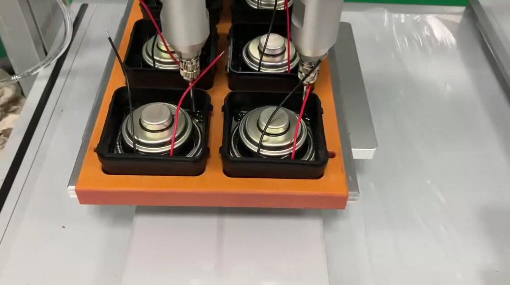 喇叭、揚聲器、蜂鳴器、音響外殼涂黃膠 | 黃膠涂膠機